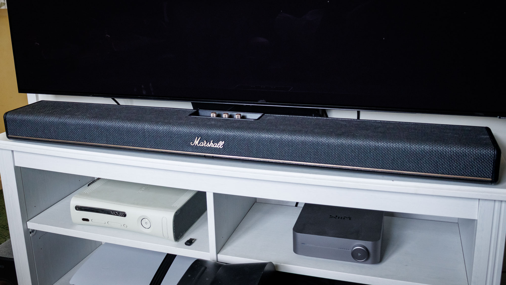 A Marshall Heston 120 soundbar on a TV stand.