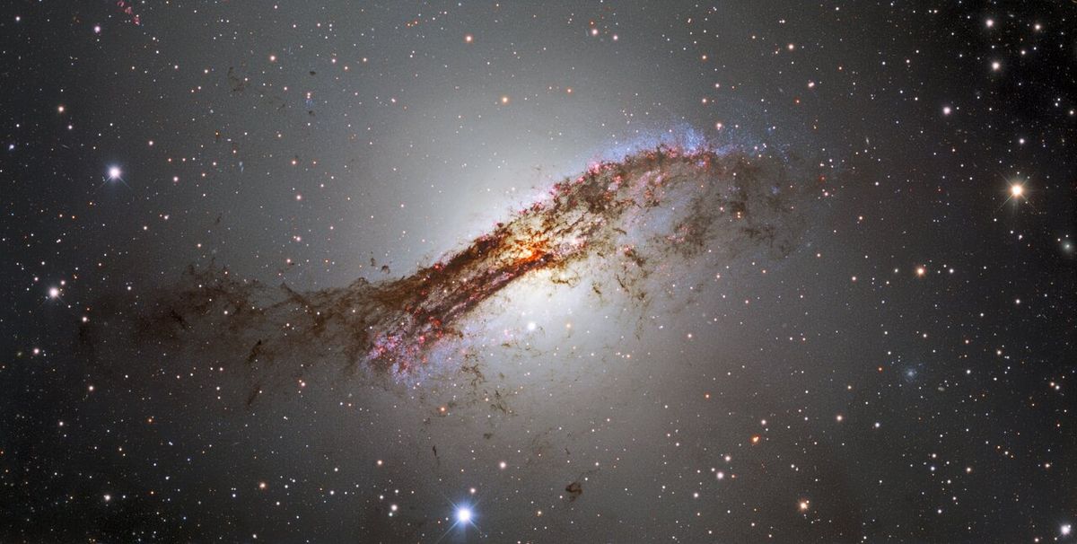 L’image époustouflante montre les vrilles sombres cachant la galaxie géante Centaurus A près de la Terre