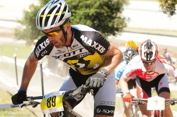 Geoff Kabush (Scott 3Rox Racing) marking Sam Schultz (Subaru-Trek)