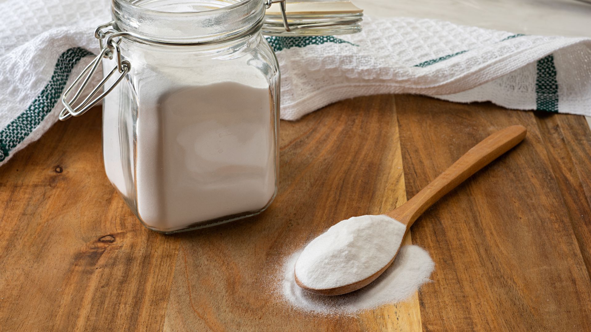 picture of baking soda in a jar and on a spoon