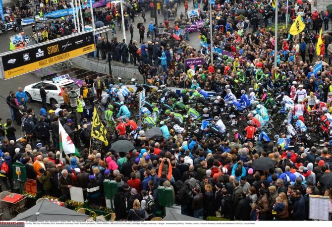 The peloton in anticipation of the 2014 De Ronde