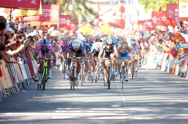 Petacchi comes hurtling down the right side to claim stage 7 of the Vuelta.
