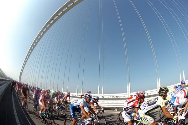 Riders speed across the Reggio Emilia bridge.