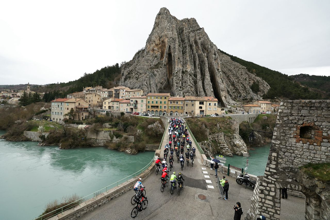 The peloton at Paris-Nice in 2024