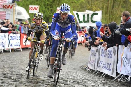 Maarten Wynants (Quick Step) takes the lead of the peloton on the Kemmelberg.