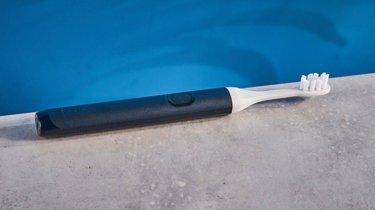 the suri core 1.0 toothbrush with cornstarch and castor oil heads and a biocircular plastic body
