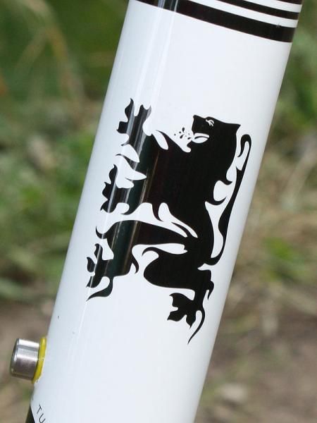 Ibis's play on words carries through to this parody of the Flemish lion - if you need a hint, the frame color is called 'Phlegmish Yellow'.