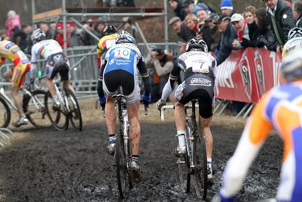 Former world champ Niels Albert (r) makes his way through the mud.