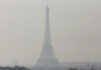 Here's what a polluted Paris looks like draped in smog