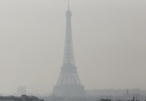 Here&amp;#039;s what a polluted Paris looks like draped in smog