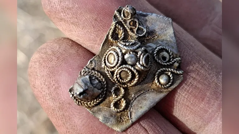 Os arqueólogos também encontraram pedaços de prata — joias de prata cortadas e usadas como moeda na Idade Média. (Crédito da imagem: Autoridade do Condado de Innlandet)