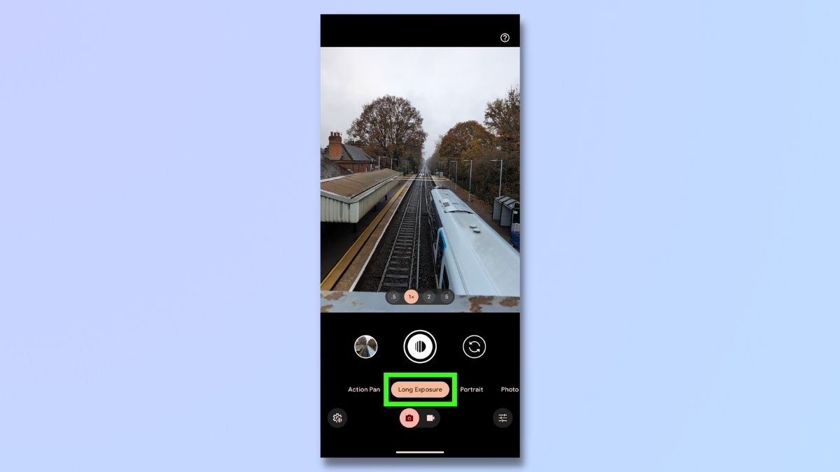 Снимок экрана, на котором показаны шаги по съемке фотографий с длинной выдержкой на телефоне Google Pixel: выберите «Длинная выдержка» в камере.