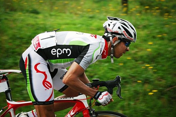 UNE-EPM rider Giovanni Baez gives it his all en route to victory in stage 11.