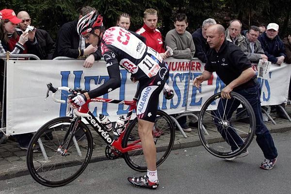 Ivan Basso (CSC) gets a quick wheel change