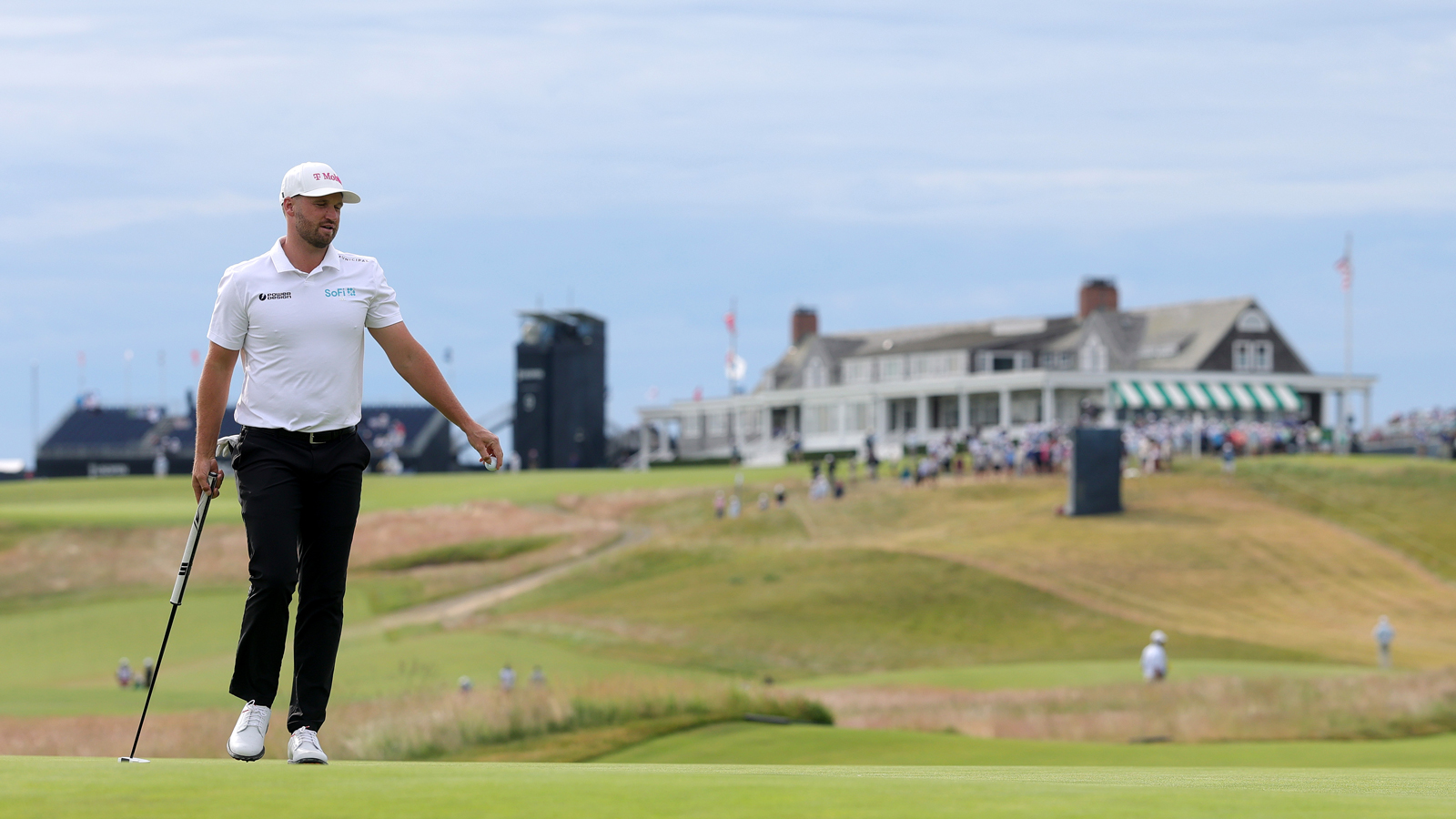 Wyndham Clarks walks off the green