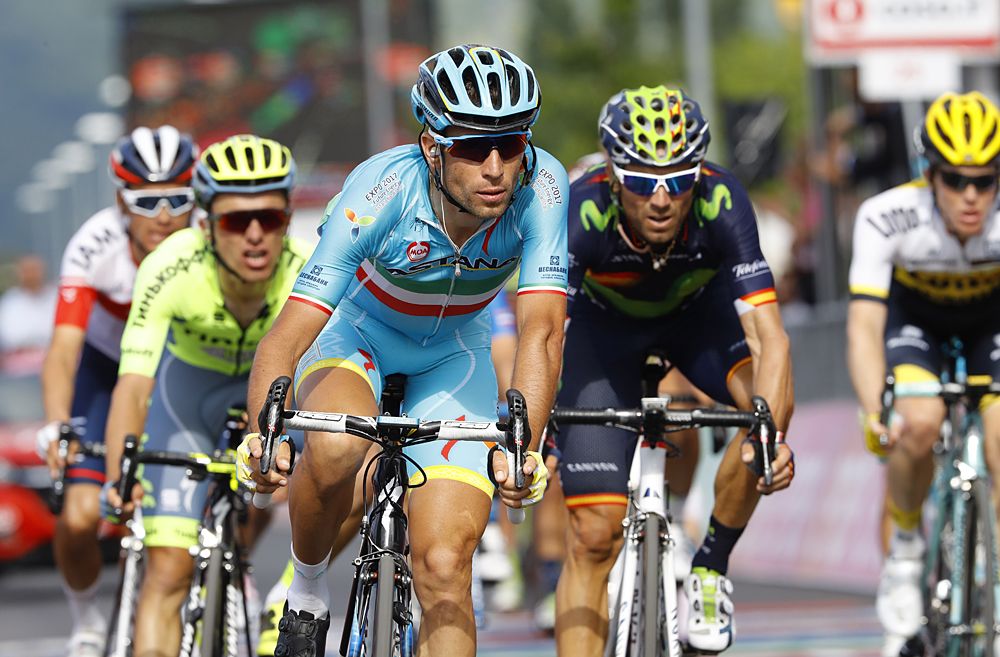 Vincenzo Nibali gets bonus seconds and moves into third overall at the Giro d'Italia