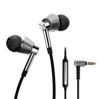 Die 1More Triple Driver In-Ear Headphones auf weißem Hintergrund