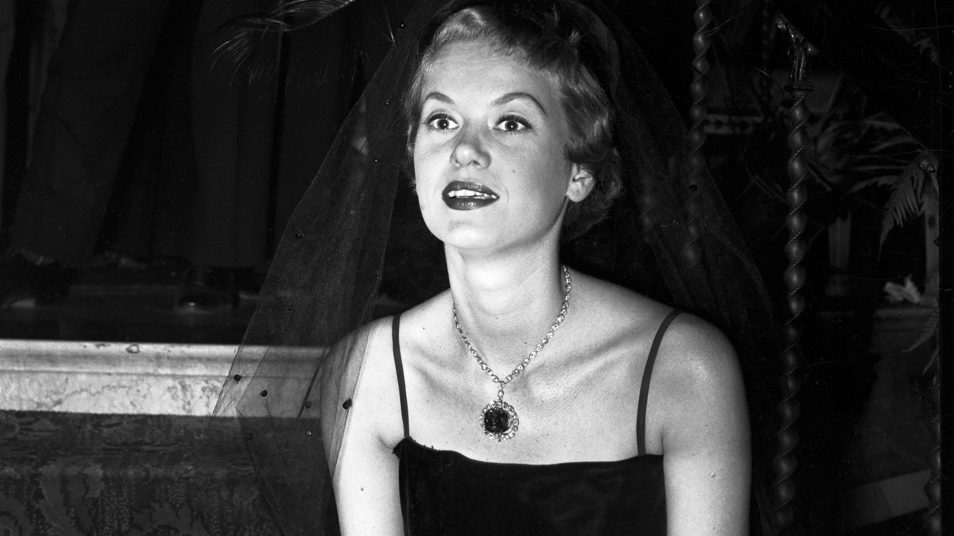 A woman wearing the Hope Diamond
