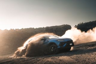 Lamborghini Urus S driving amid dust