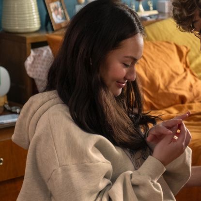 Belly tries on her engagement ring from the summer I turned pretty