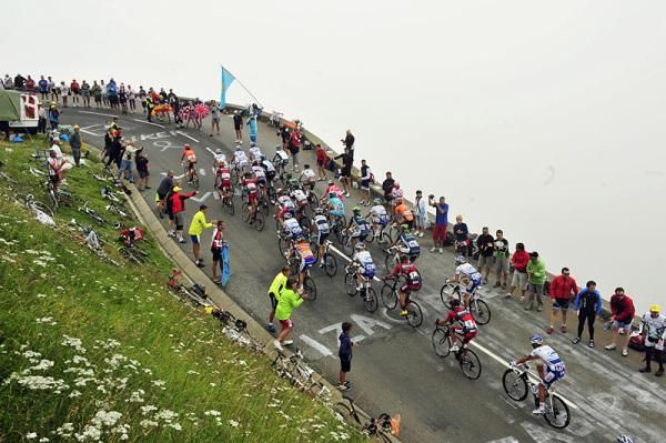 The peloton on a climb during stage 17