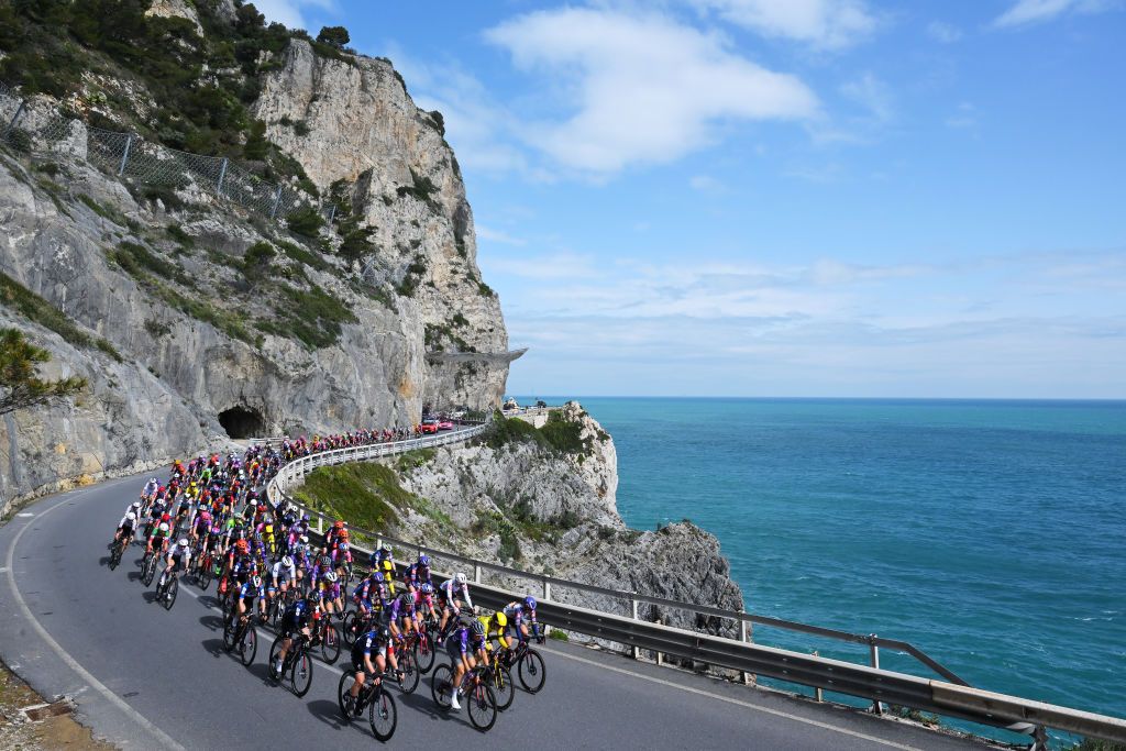 The peloton riding along the Ligurian coast at Milan-San Remo Women 2025