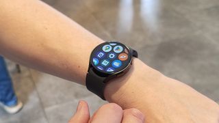 Samsung Galaxy Watch 6 am Handgelenk einer Person