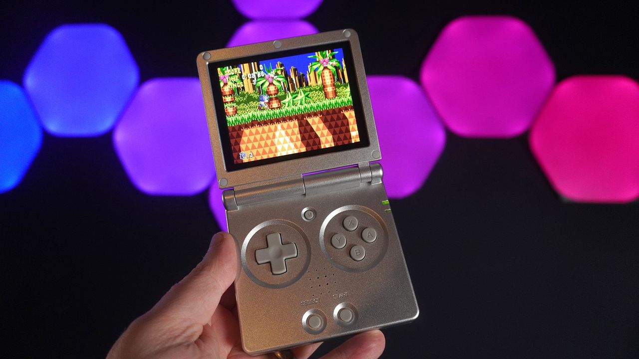 Anbernic RG35XXSP running Sonic the Hedgehog with pink and purple lights in backdrop