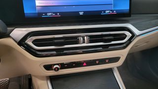 Primer plano de los controles de clima y las rejillas de ventilación