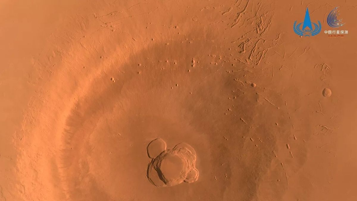 Ascraeus Mons and its central crater imaged by the Tianwen 1 medium-resolution camera.