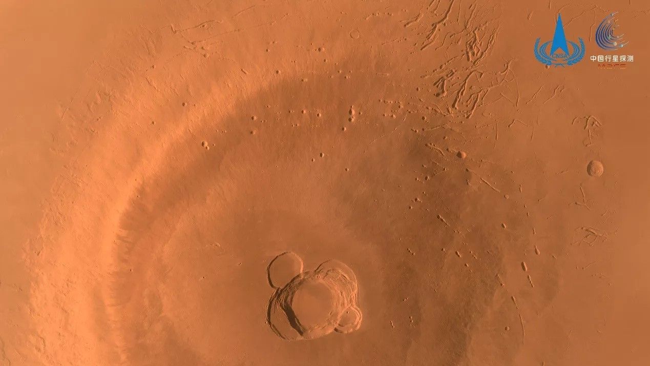 Ascraeus Mons and its central crater imaged by the Tianwen 1 medium-resolution camera.
