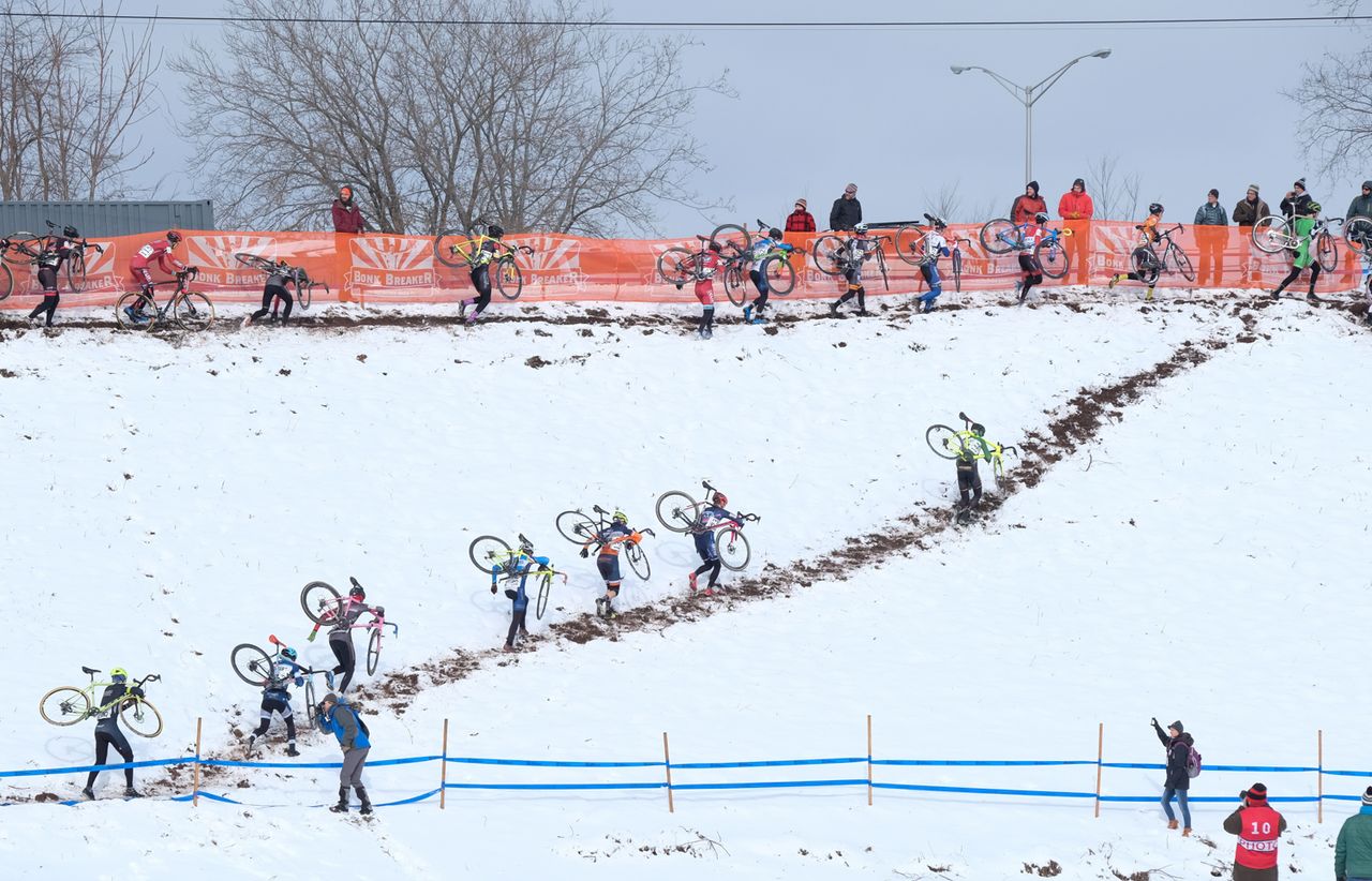 U-23 Men climbing the levy using two different lines