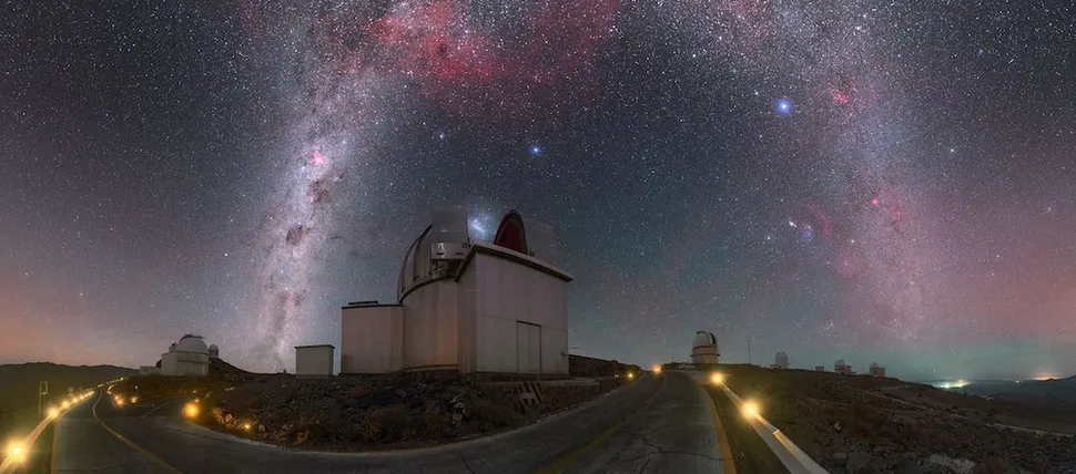 Telescópios no Observatório de La Silla, Chile, usados para descobrir o sistema planetário Wolf 1061.