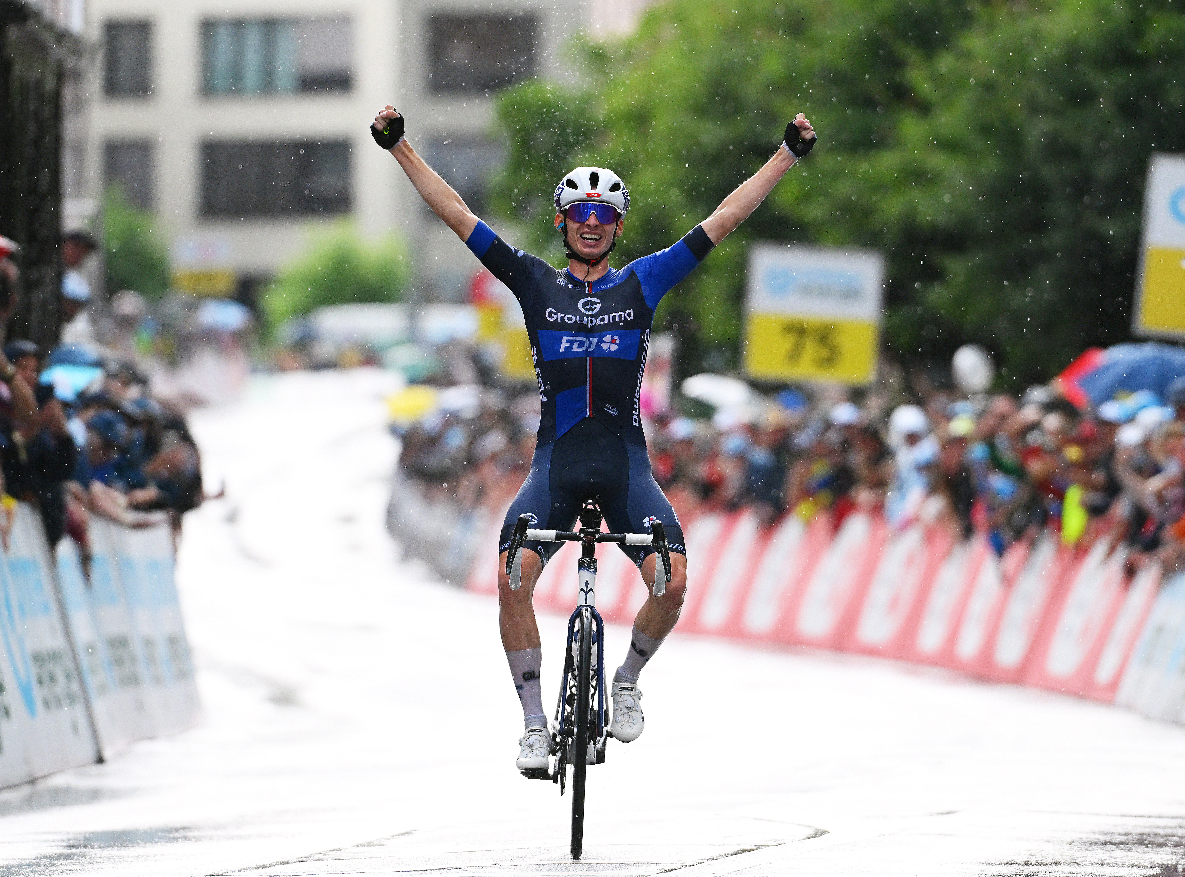 As it happened: French success at chaotic Tour de Suisse 2025 opener