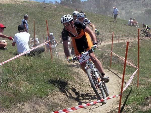 Luke Fetch rides strongly and is still upright in the elite men's short track.