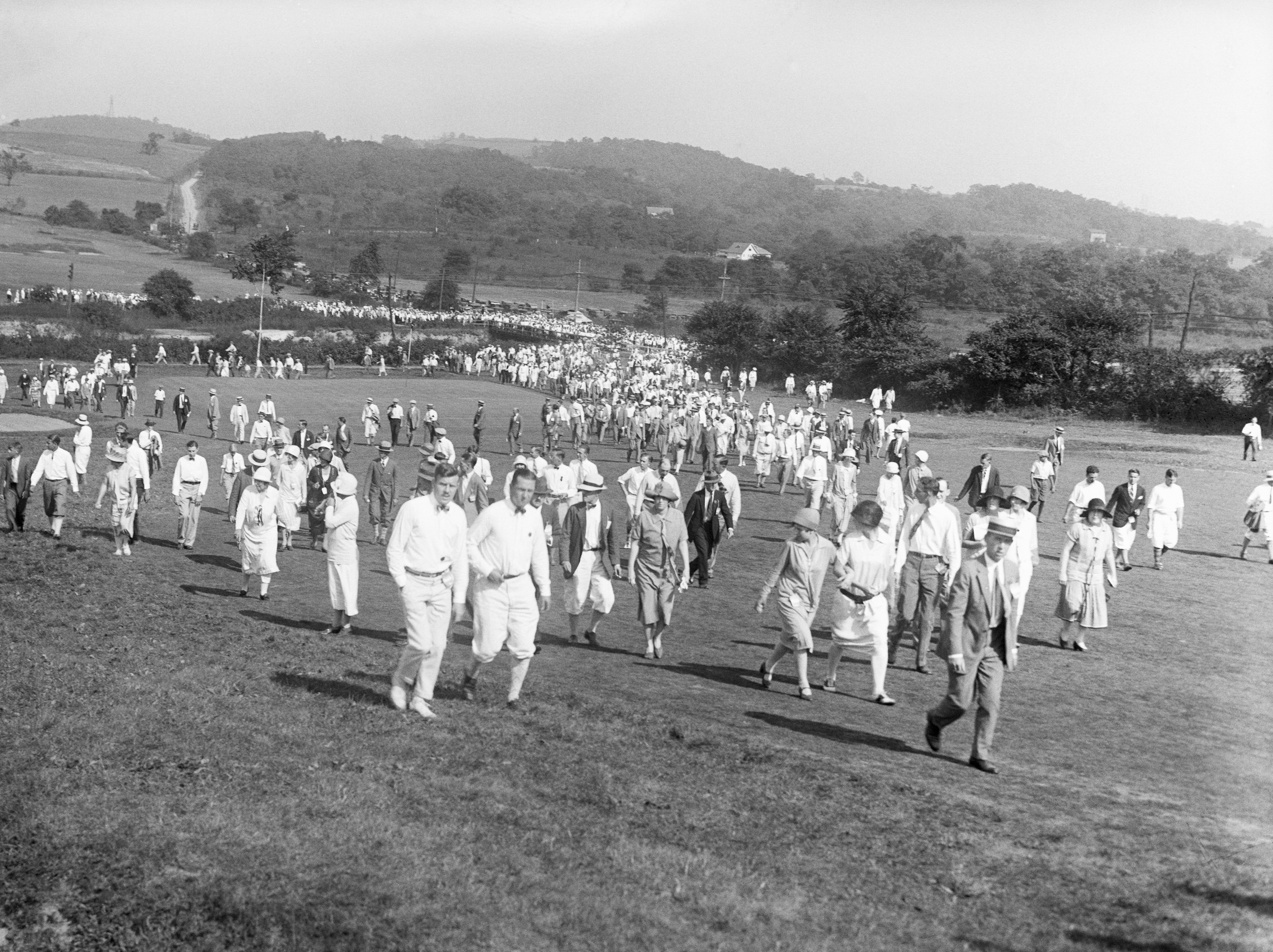 Bobbie Jones, of Atlanta, retained his title when he defeated Watts Gunn, also of Atlanta, for the National Amateur Golf Championship at Oakmont Country Club, Pittsburgh, PA, Sept. 5, 1925. This general view shows the crowd on the 9th green, coming over the hill.
