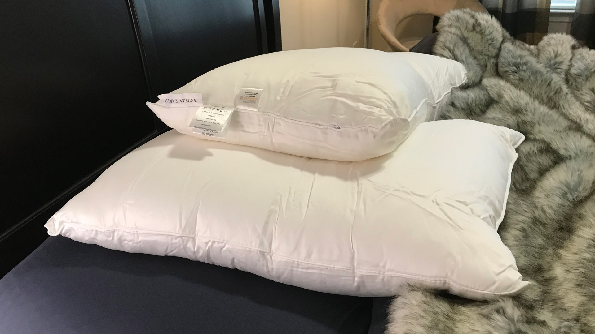 یک جفت بالش ابریشمی دنج روی تخت