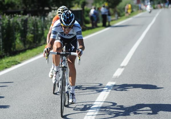 Alberto Contador and Samuel Sanchez try to gain time on the descent.