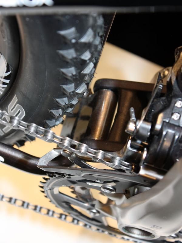The lower link has been tidied up to provide more tire clearance on the 2011 Speedfox.