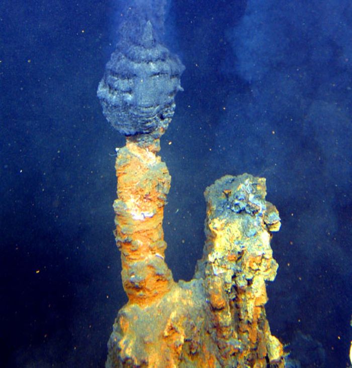Черные курильщики океана. Гидротермальные источники черные курильщики. Подводные курильщики Тихого океана. Черные и белые курильщики в океане. Горы на дне океана.