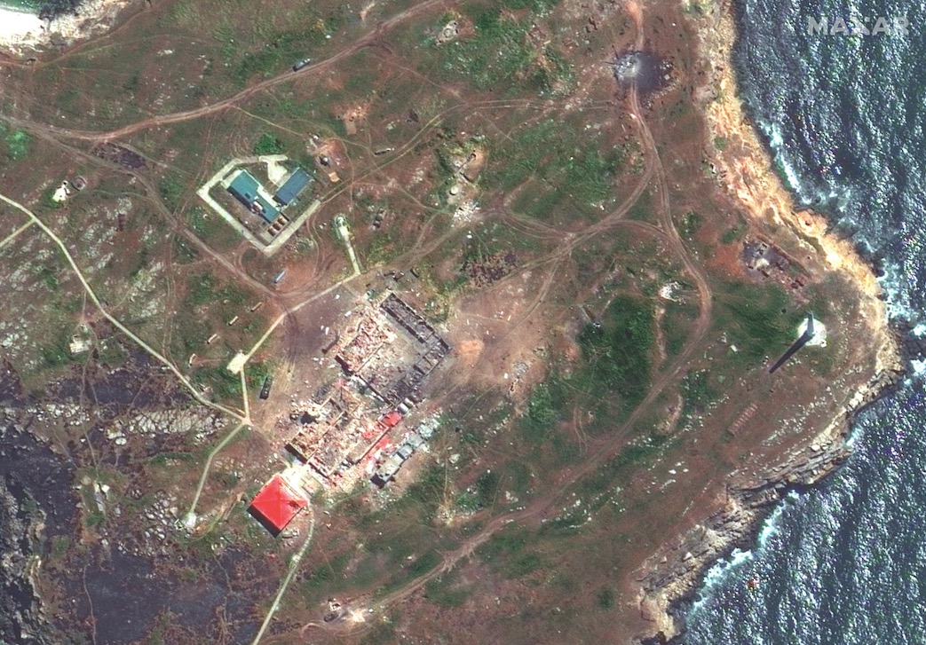 Edifícios destruídos em Snake Island, como fotografado pelo satélite GeoEye-1 da Maxar Technologies em 12 de maio de 2022.