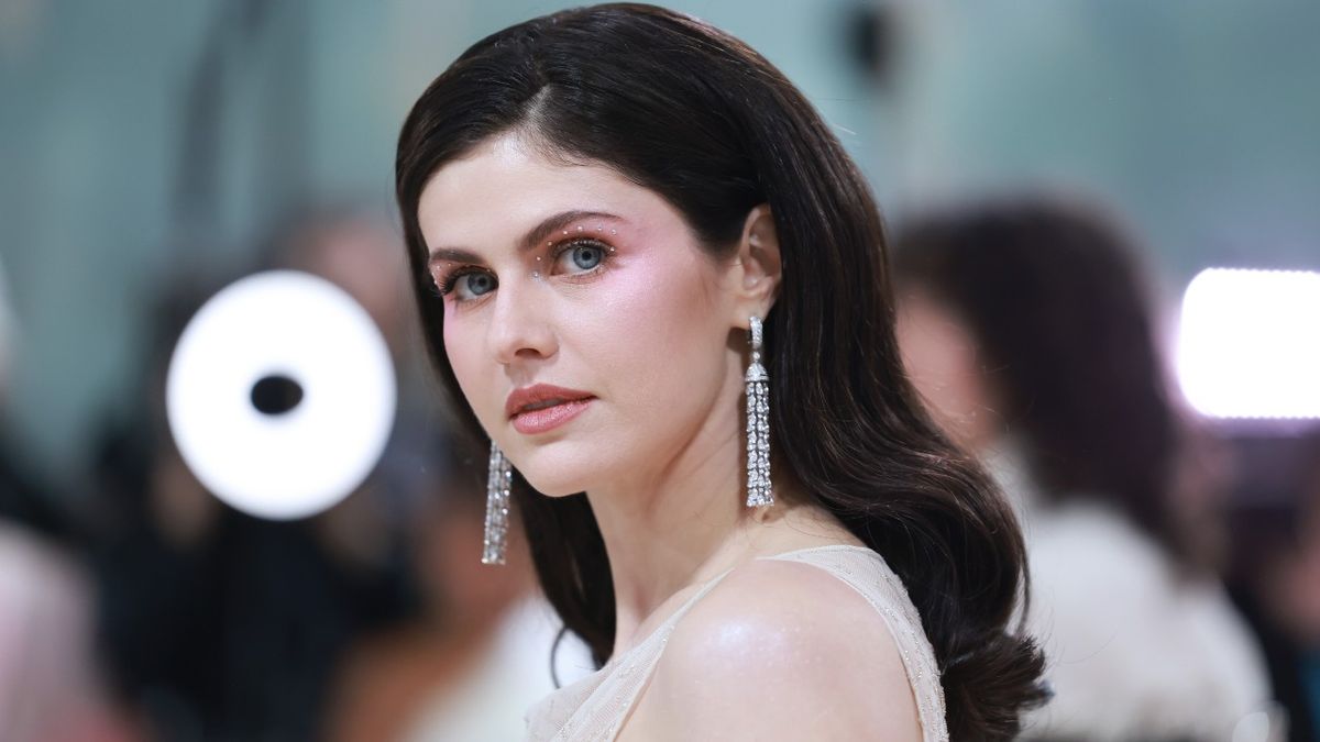 Alexandra Daddario Posts ‘I’m Getting My Butt In Shape’ While Climbing Hotel Stairs To Avoid Waiting For The Elevator