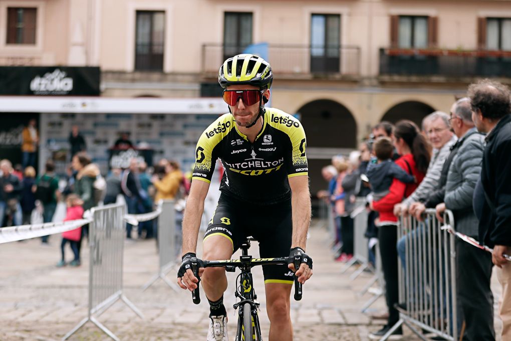 Adam Yates before the start of stage 2 at Pais vasco
