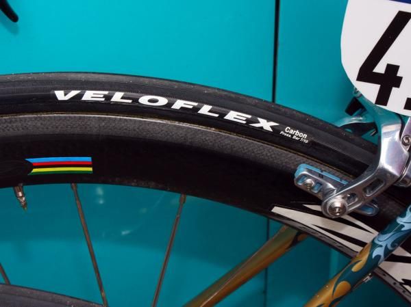 Veloflex Carbon tubulars are wrapped around Zipp 404 carbon rims on Alexandre Vinokourov's (Astana) Specialized rig.