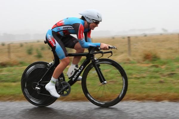 Lauren Kitchen (Jayco-AIS) battles into the headwind and the rain on her way to the under 23 title