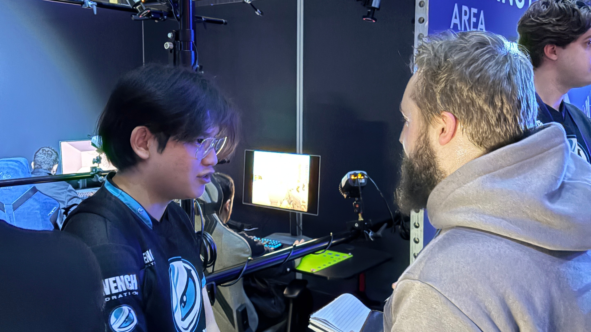 Jacob Fox talking to pro CS2 player yxngstxr.