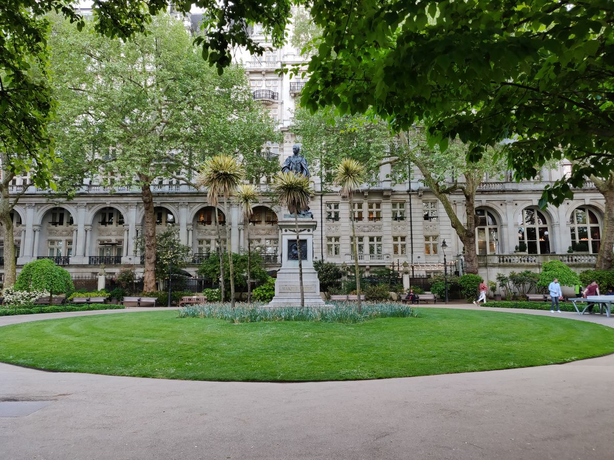 Shaded areas with lots of trees can cause problems for smartphone snappers, thanks to variable light, but the OnePlus 6 keeps things even