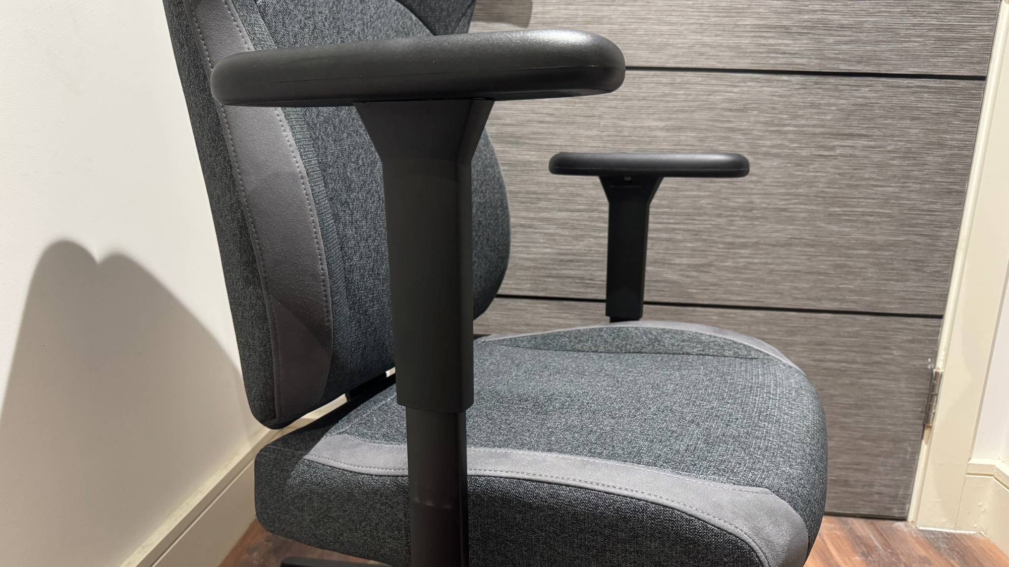 TX3 Solo 360 Gaming Chair with the armrest raised to maximum height