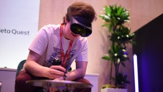 Die Meta Quest Pro ist das kürzlich präsentierte Mixed-Reality-Headset, was ehemals als Project Cambria betitelt war