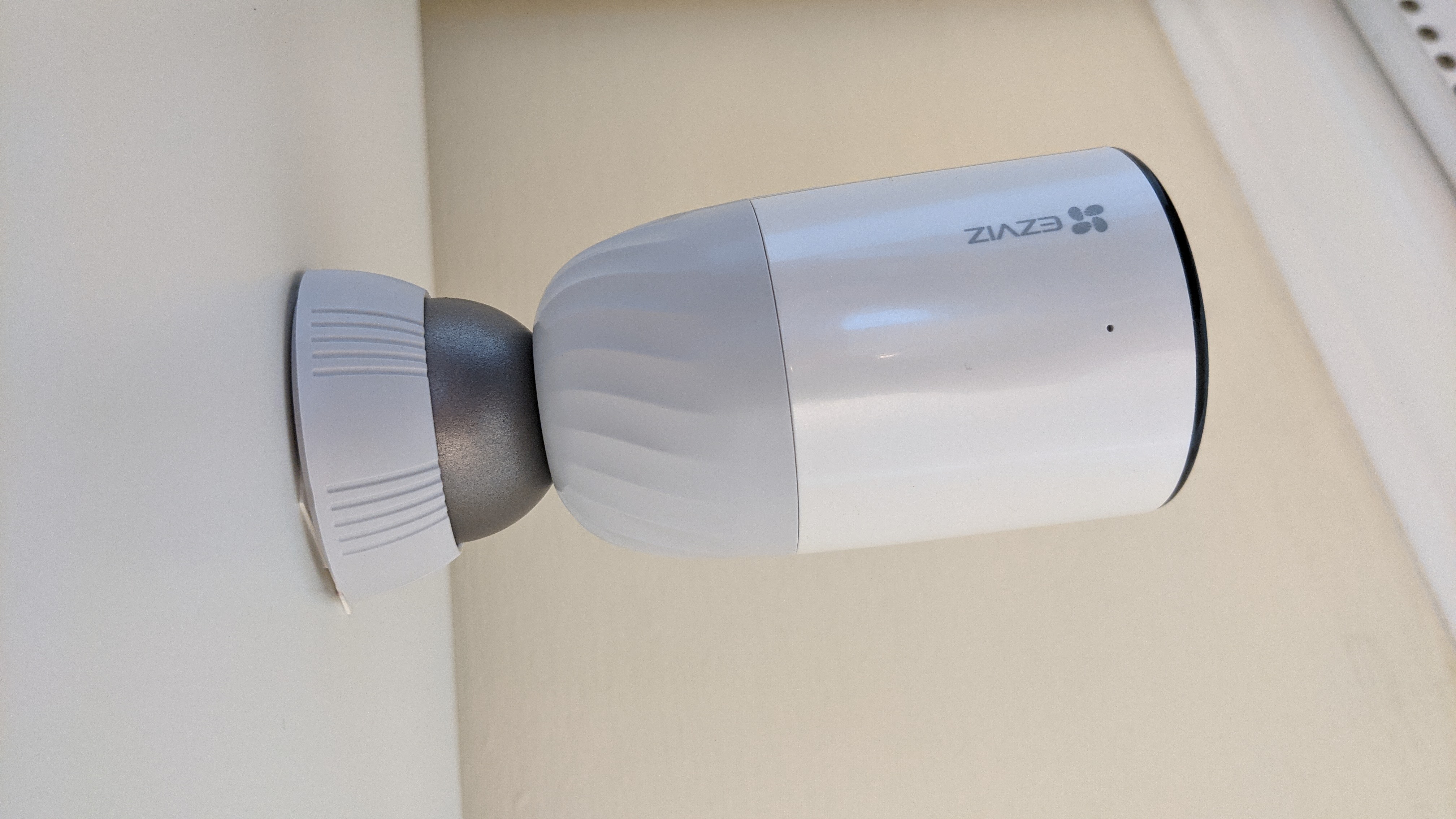 EZVIZ BC1 Überwachungskamera hängt mit einem tesa Powerstrip an einem IKEA-Kallax-Regal